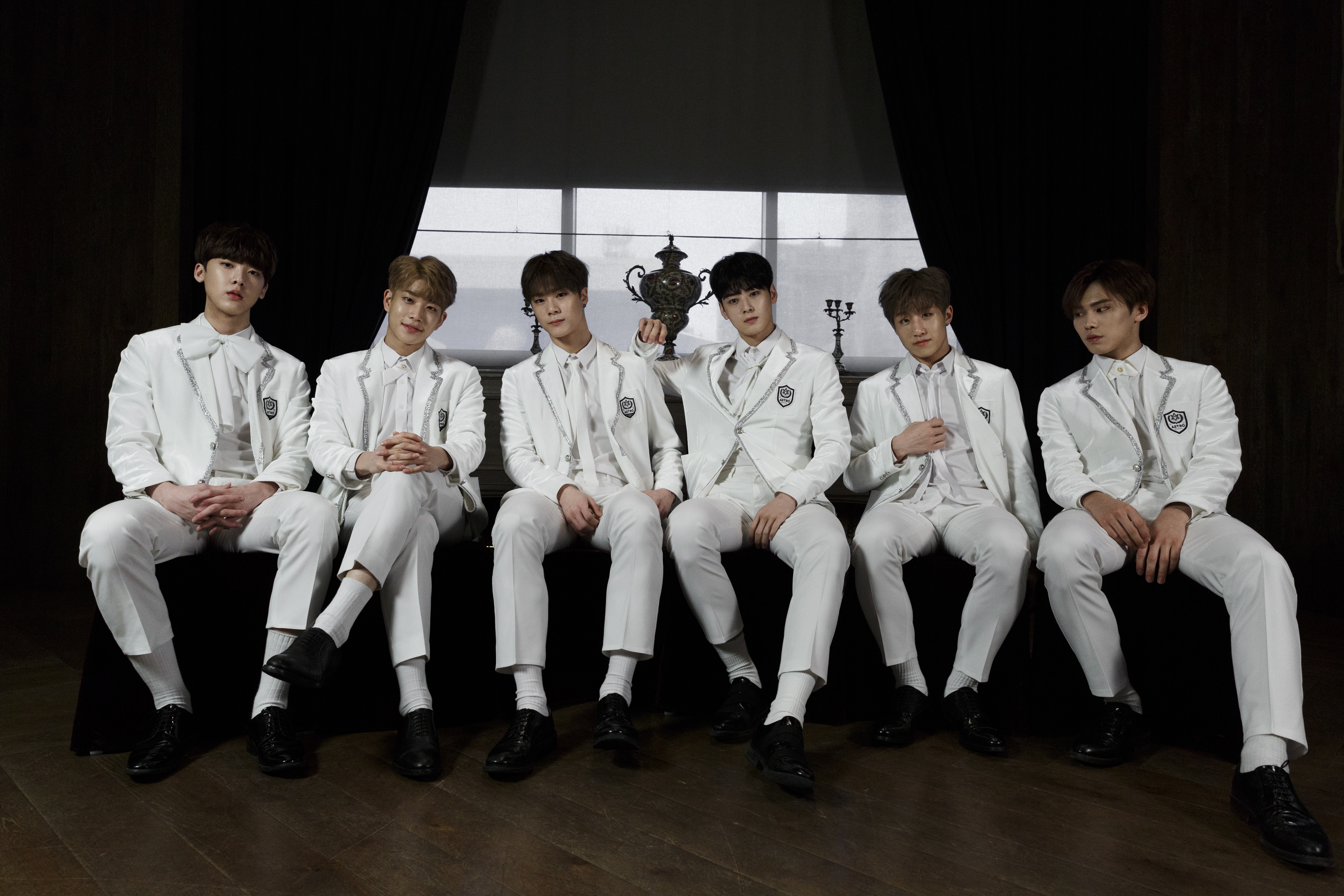 ASTRO首次訪台吸引上百粉絲追星，讓他們對粉絲的熱情印象深刻。（左起：產賀、MJ、文彬、銀優、JINJIN、Rocky）