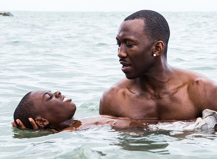 阿璜在海中教小夏隆游泳的戲以孩童的視角呈現。