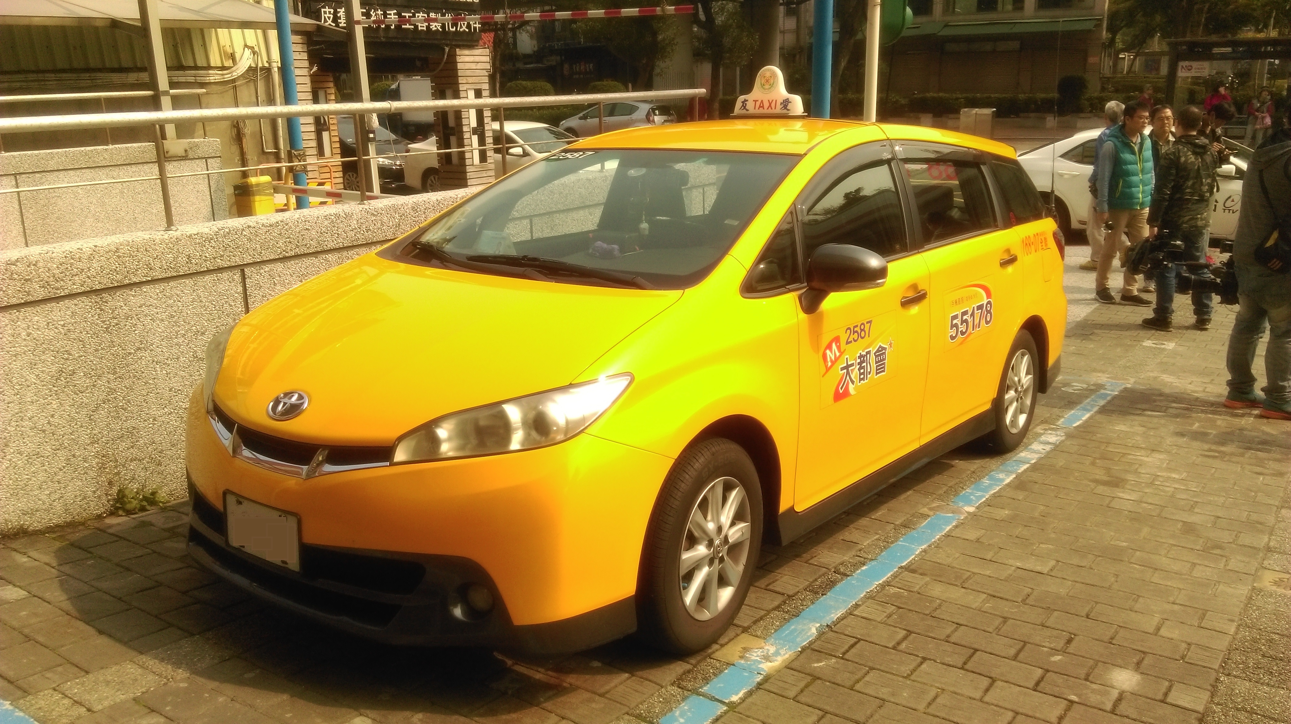陳姓司機駕駛計程車,遭嫌犯以電擊棒從後座攻擊並推出車外。