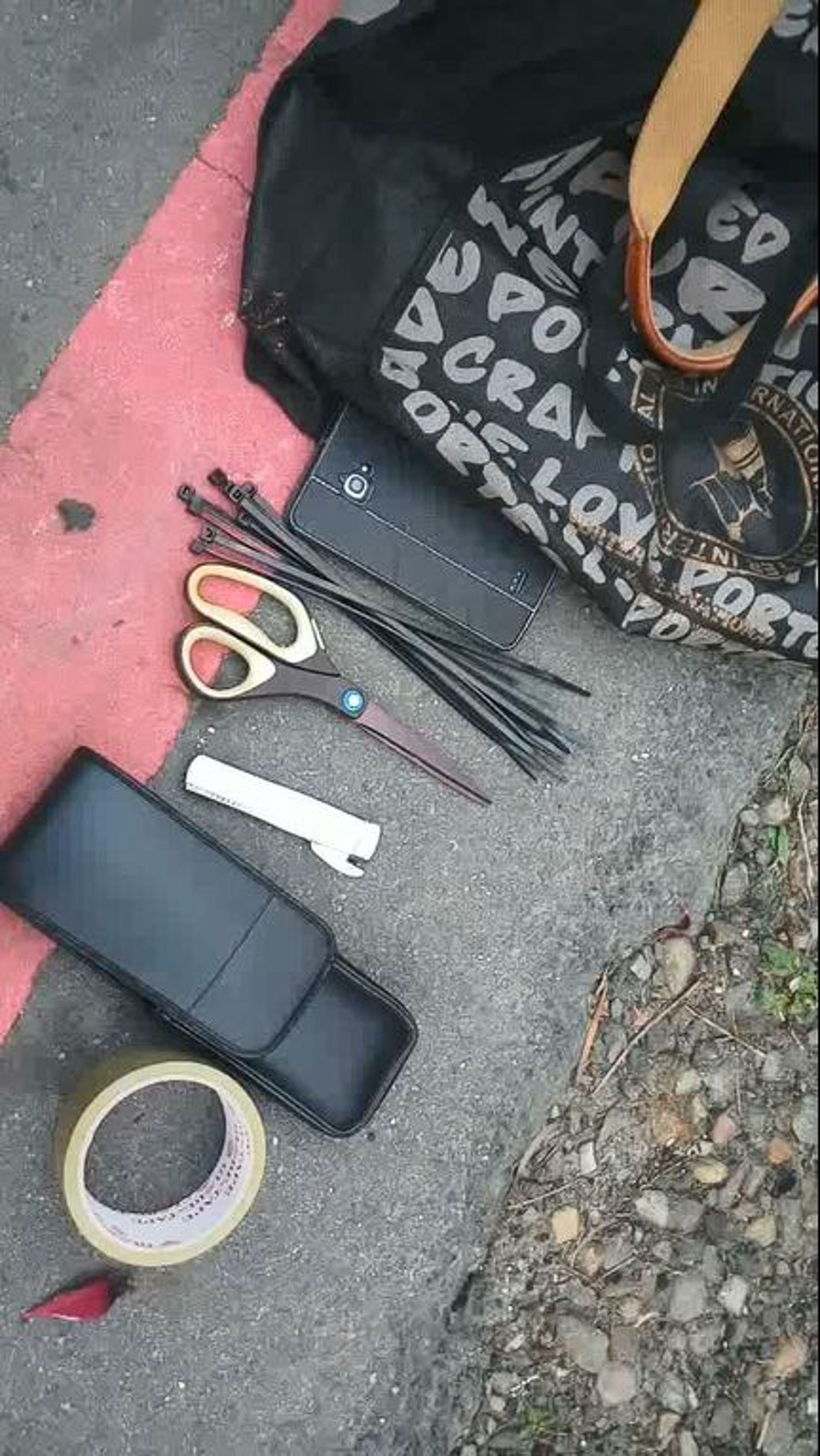 警方於林嫌隨身包中，搜出彈簧刀、電擊棒、束帶等行兇工具。