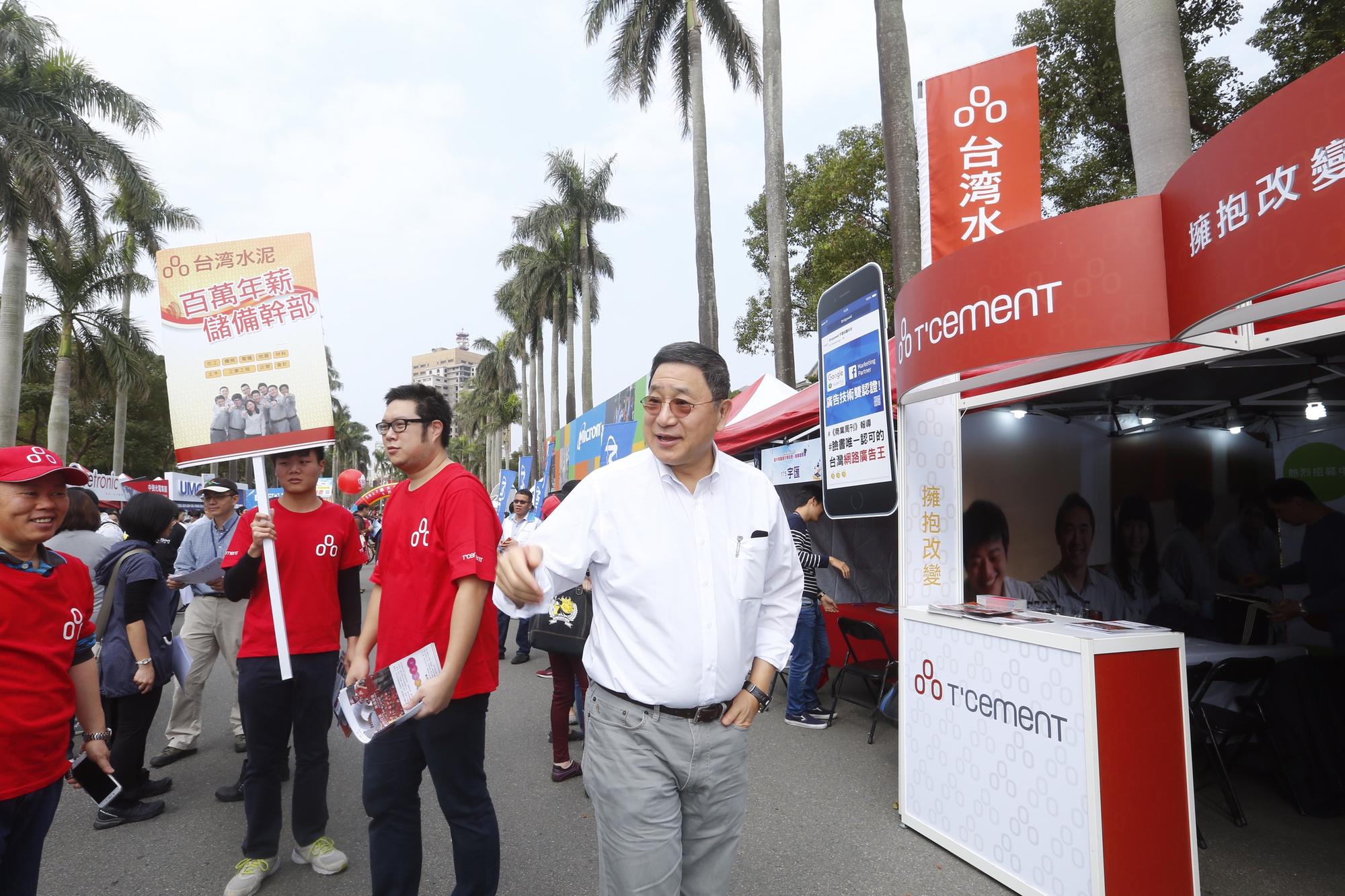 張安平（前）今（5）日上午參加台大就業博覽會，這是他接掌台泥董座後，首度與媒體面對面。（右二為辜啟允長子辜公怡，現已進入台泥集團服務）