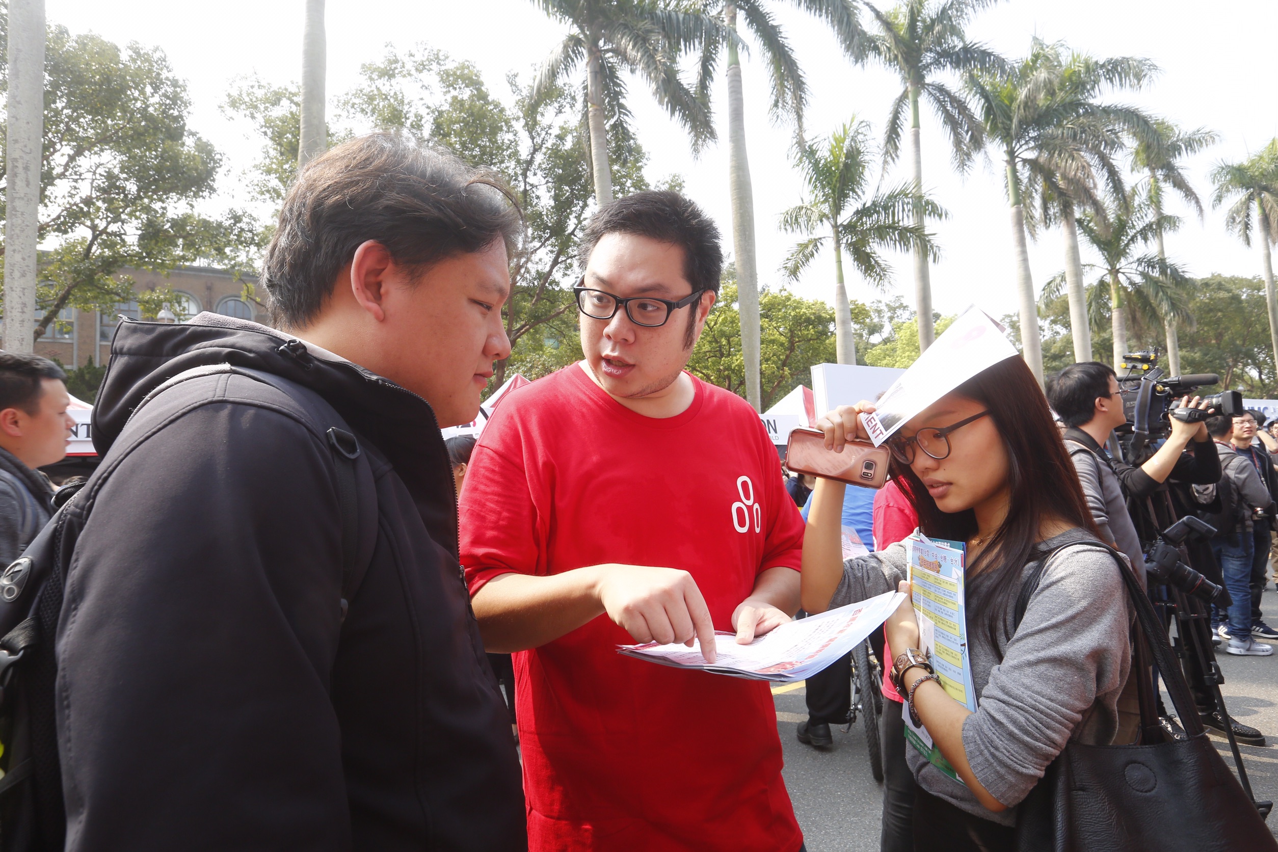台灣水泥今（5）日參加台大就業博覽會，公司上下動員攬才，中為辜啟允長子辜公怡，現已進入台泥集團服務。