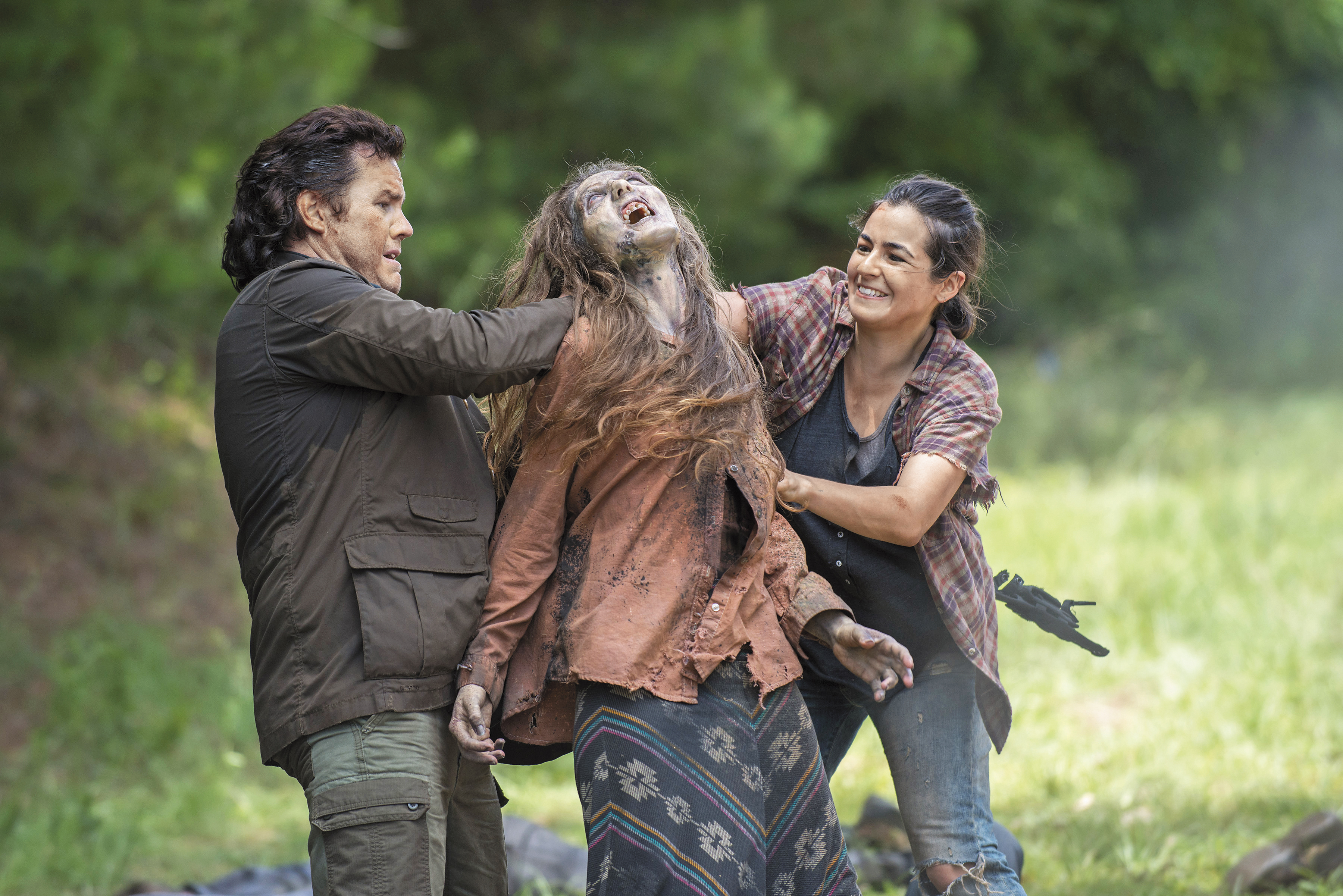 《陰屍路》的「尤金」喬許麥克德密(左)個性怯懦,後來卻敢動手殺活屍。