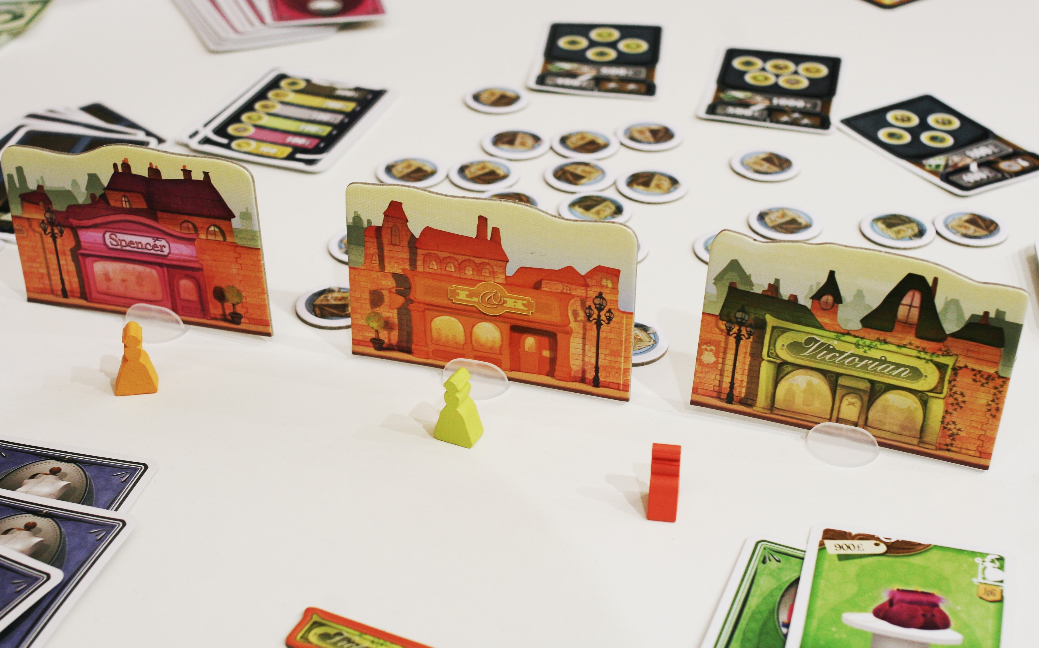 時裝店立版，每天都可以逛不同的店家（圖片來源：BGG）