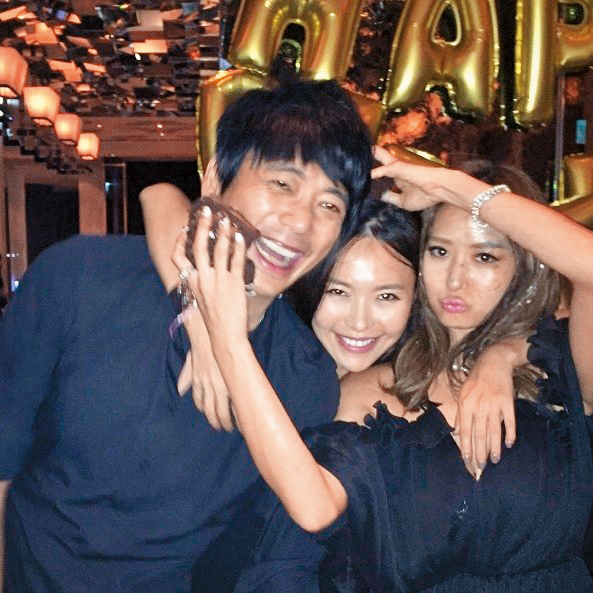 信（左）的女友Weiwei（中）對他不離不棄，去年信45歲生日，還找來好友孫芸芸（右）等人為他辦生日會。 （翻攝自網路）