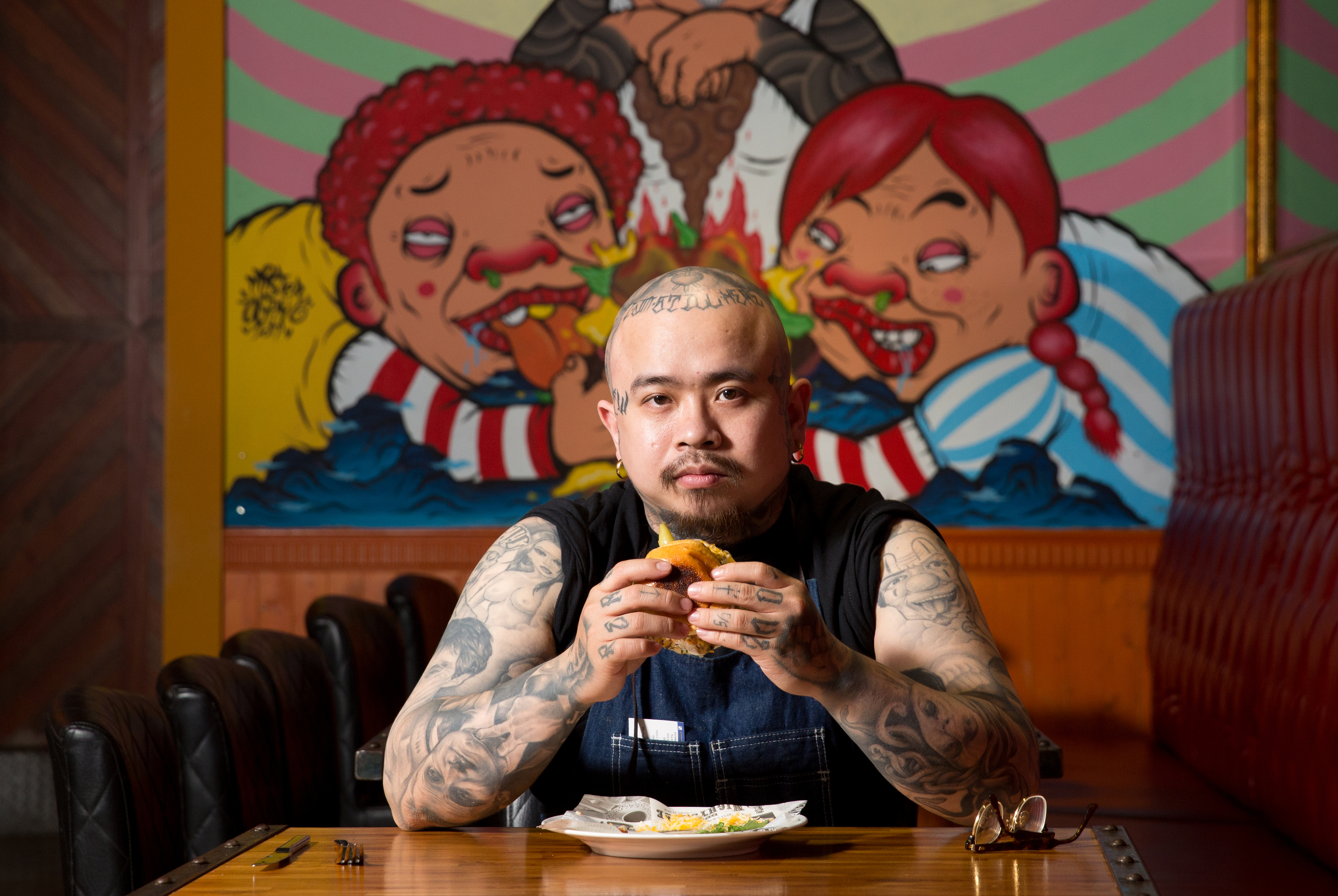 Oldies熱愛漢堡與刺青，而他的愛都帶有強烈偏執，漢堡可以每天吃2個，刺青可以刺滿全身。