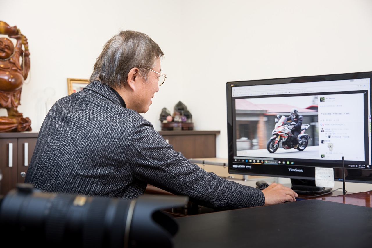 顧城明，閒暇時不僅愛騎重機，興趣多變的他，也熱愛網球、籃球、高爾夫等球類運動。