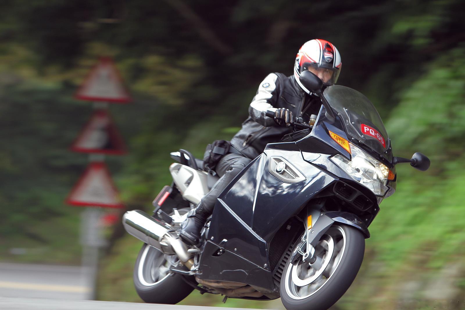 顧城明說，閒暇時他總會相約幾位車友一起到北宜公路、台三線，享受御風而行的快感。（顧城明提供）