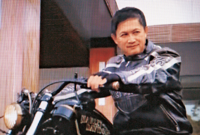 和碩董事長童子賢私下愛騎重機,近期還成迷於攝影。(翻攝自和碩尾牙影片)