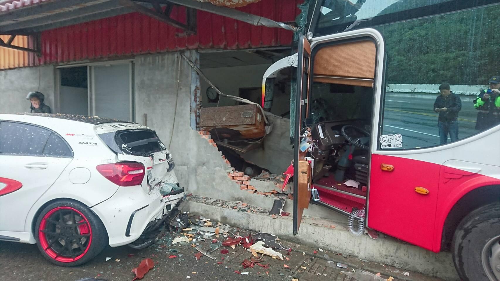 遊覽車衝進民宅,旁邊遭撞的白色休旅車車尾變形。
