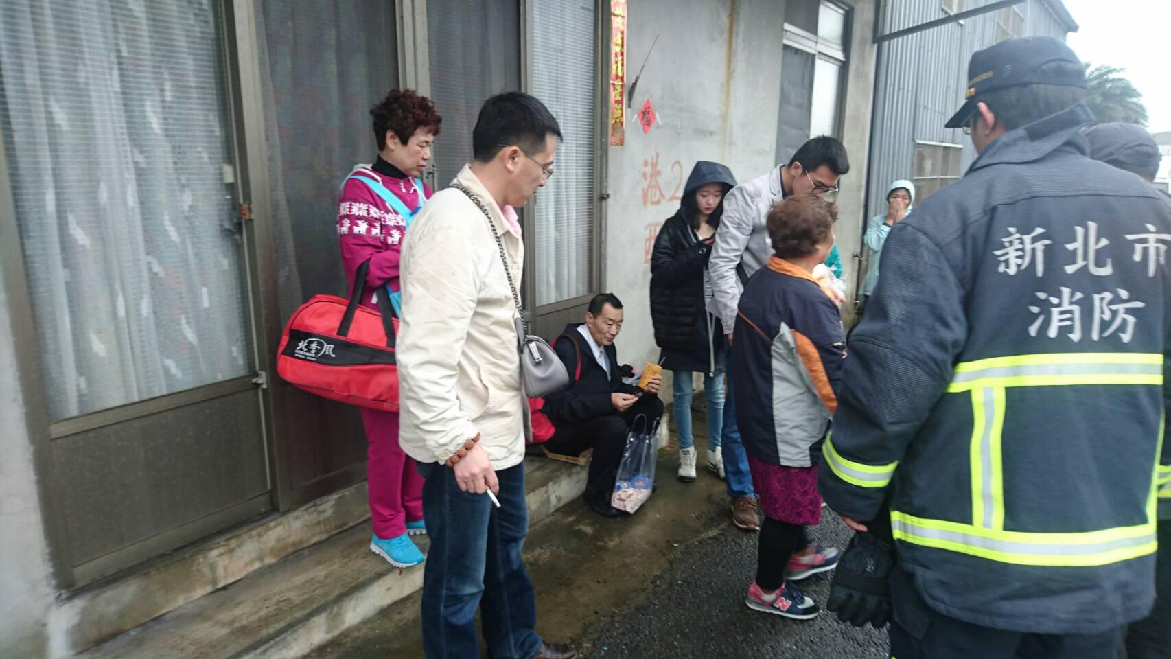 發生車禍後,乘客趕緊下車,坐在路邊驚魂未定。