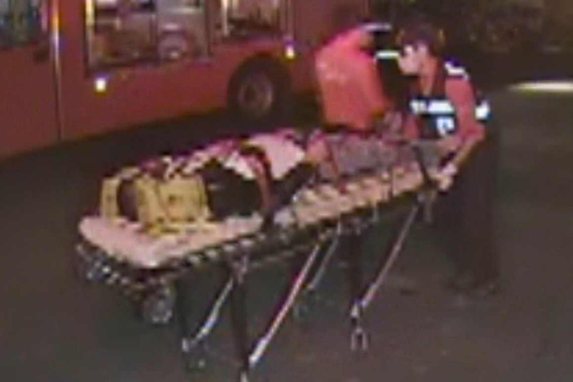 不滿妻子與別人出遊，老公拿拐杖鎖理論卻遭撞死。