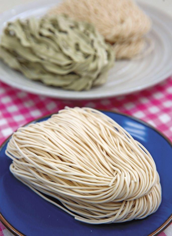 協進李玉珍仍以製作傳統關廟麵為主,另也販售波菜麵、蘆薈麵。(細關廟麵,90元/2.5台斤)