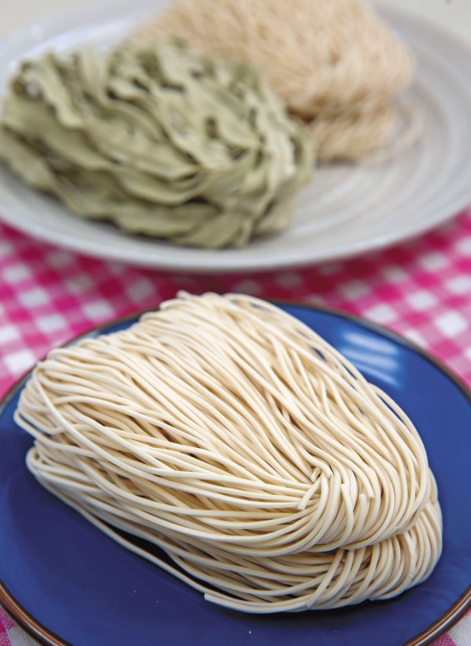 協進李玉珍仍以製作傳統關廟麵為主，另也販售波菜麵、蘆薈麵。（細關廟麵，90元／2.5台斤）