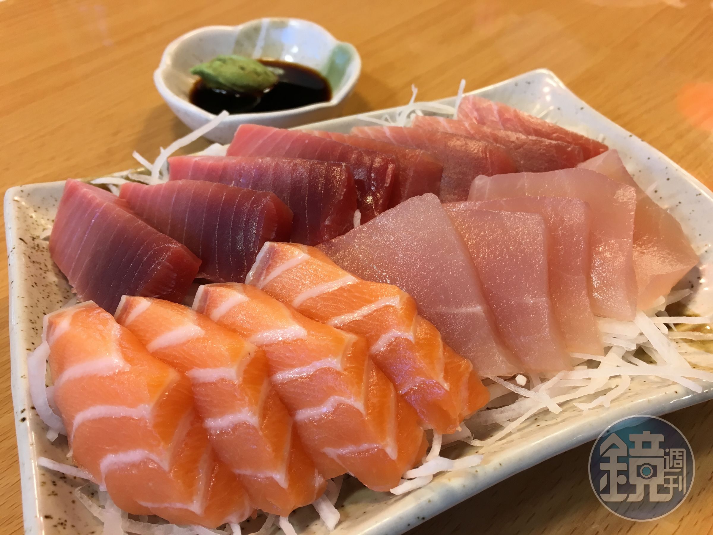 在華僑市場吃生魚片太過癮，新鮮美味又超值。
