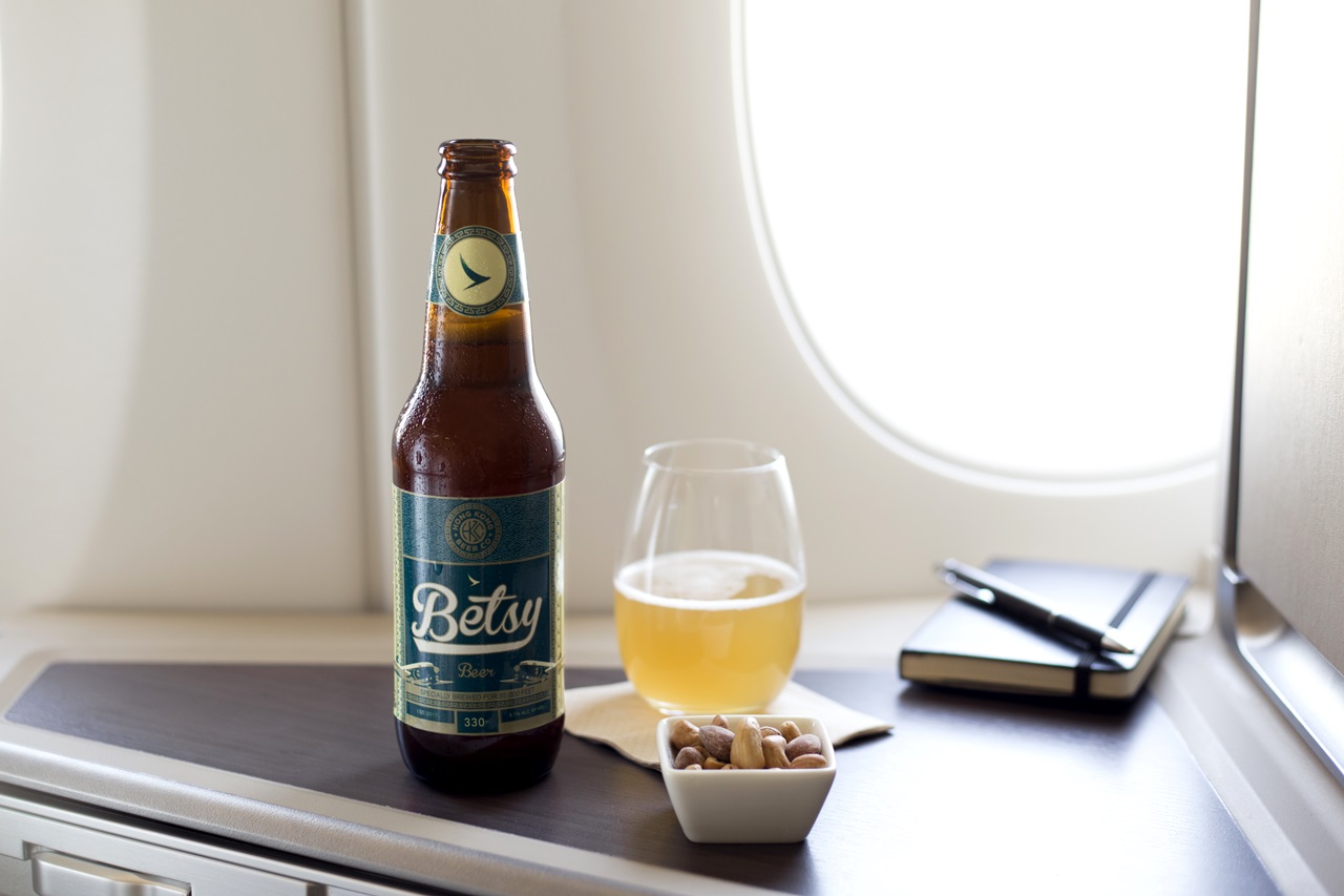 國泰航空品牌啤酒「Betsy Beer」,在香港飛往倫敦與曼徹斯特的頭等艙與商務艙上,限時提供。