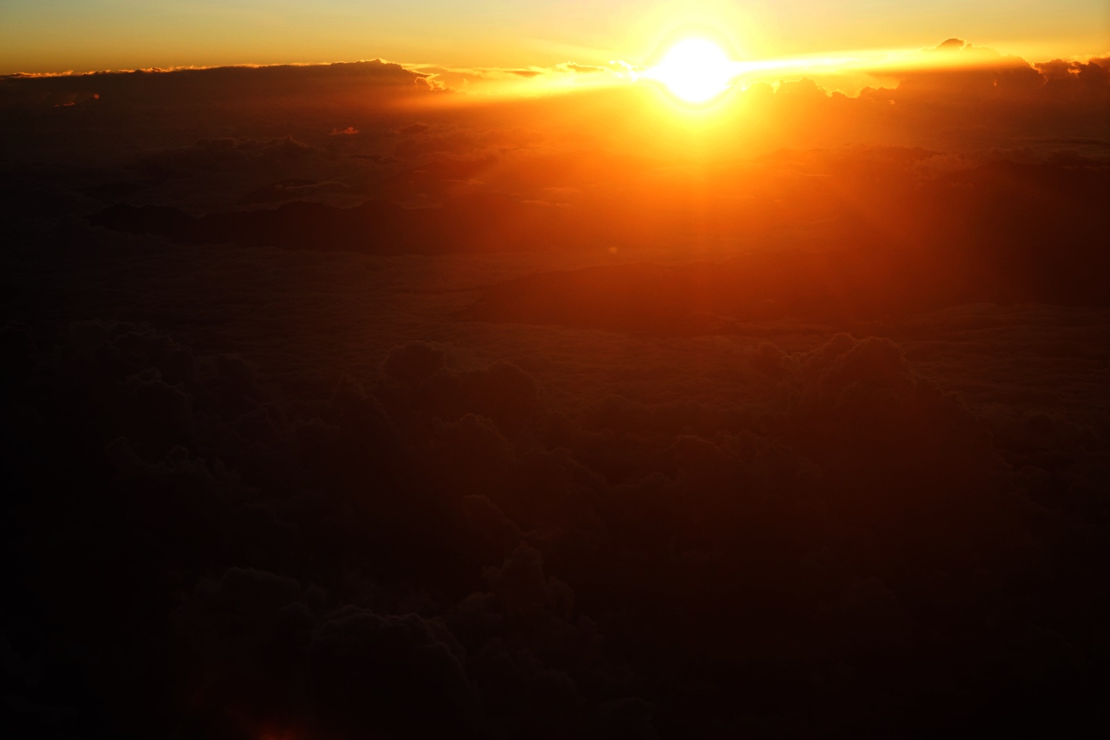 搭紅眼航班的最大收穫，就是可以在飛機上看日出、拍日出。