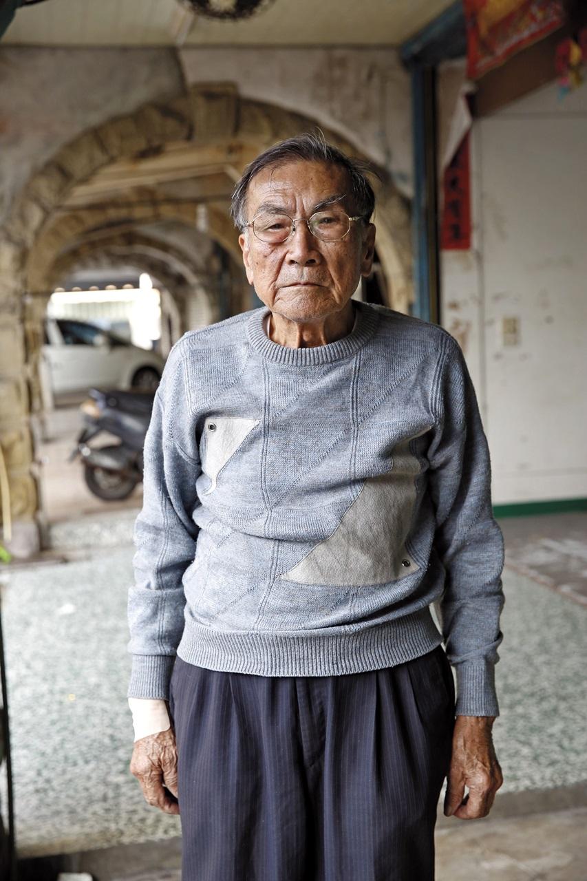 郭老先生住了一輩子的老房子,卻因鑑界問題被鄰居提告拆屋還地。