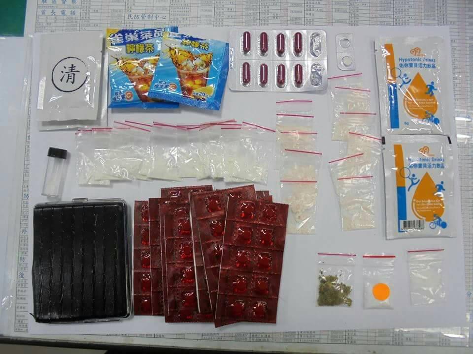 警方搜出安非他命、大麻、一粒眠、K他命等各式毒品。