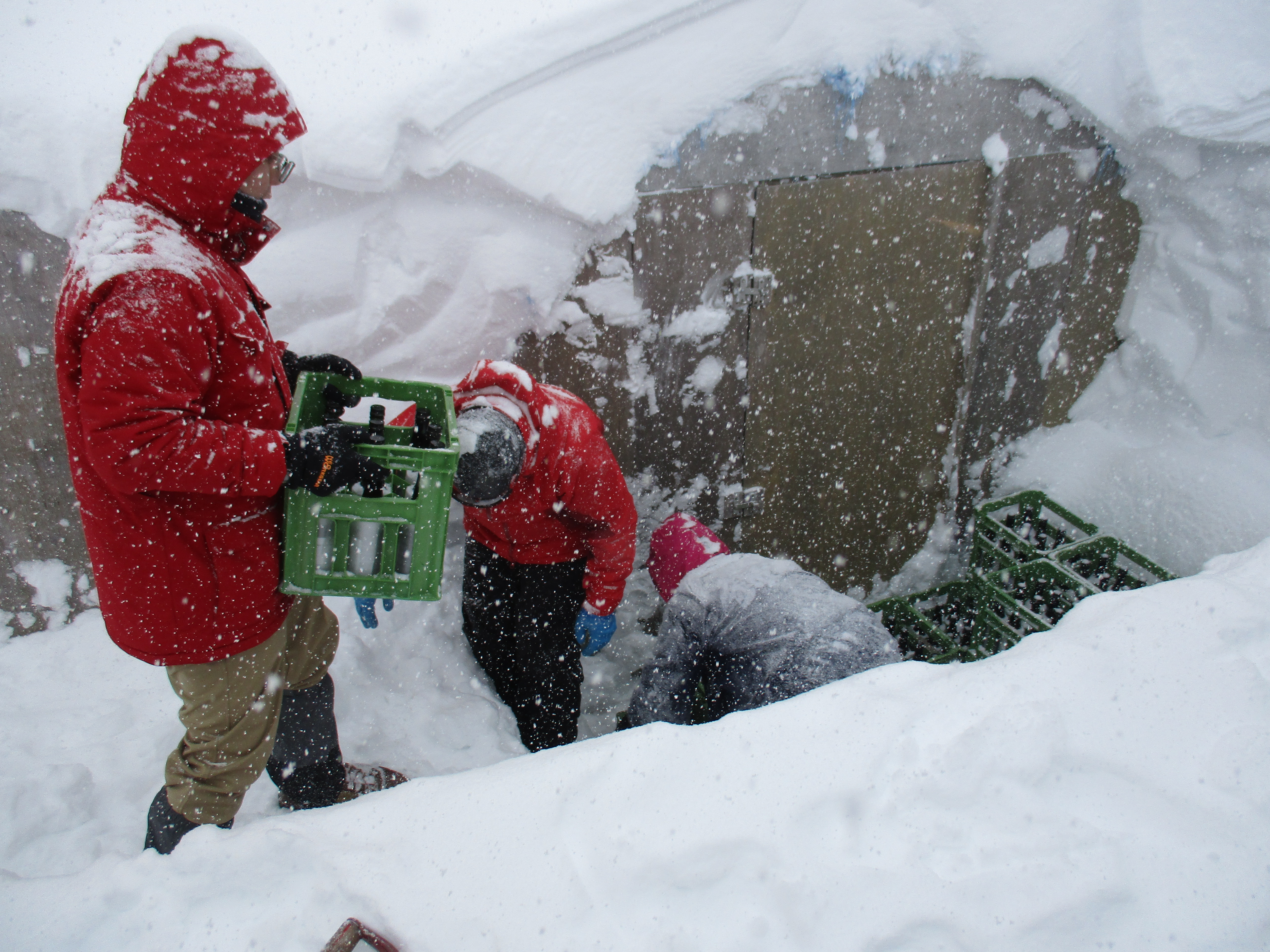 冷藏於千層敷的紀念清酒，將於五月「出土」。（翻攝自中央アルプス観光株式会社臉書）