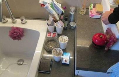 警方在浴室搜出含有安非他命的香菸，卻不見半顆感冒藥。