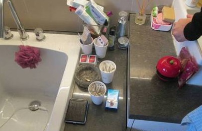 警方在浴室搜出含有安非他命的香菸，卻不見半顆感冒藥。