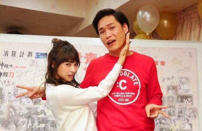 阿喜(左)和黃鐙輝合作《校花神經喵之願池傳說》合作。