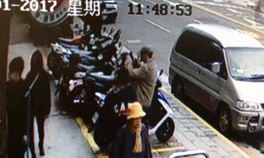 警方原將畫面左二的黑衣女子誤認成梁女，經過多方比對後才發現黑衣女子就是死者，身旁的口罩男則是兇嫌程宇。