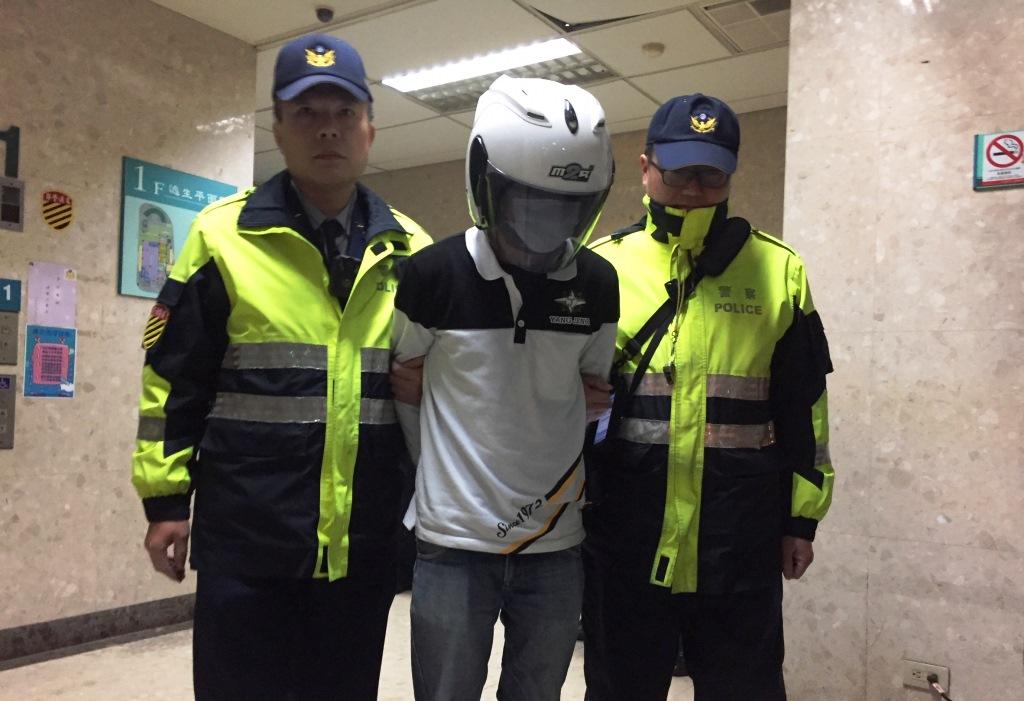 蔡男面對警方訊問時巧言狡辯，面對媒體拍攝卻低聲說：「對不起。」
