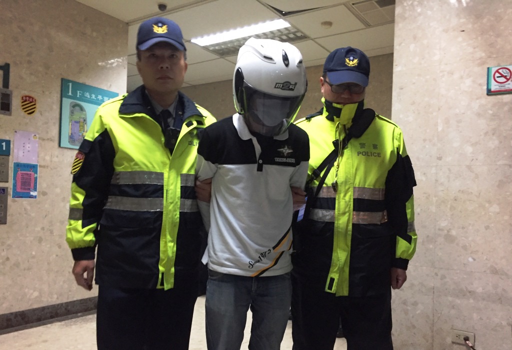 蔡男面對警方訊問時巧言狡辯，面對媒體拍攝卻低聲說：「對不起。」