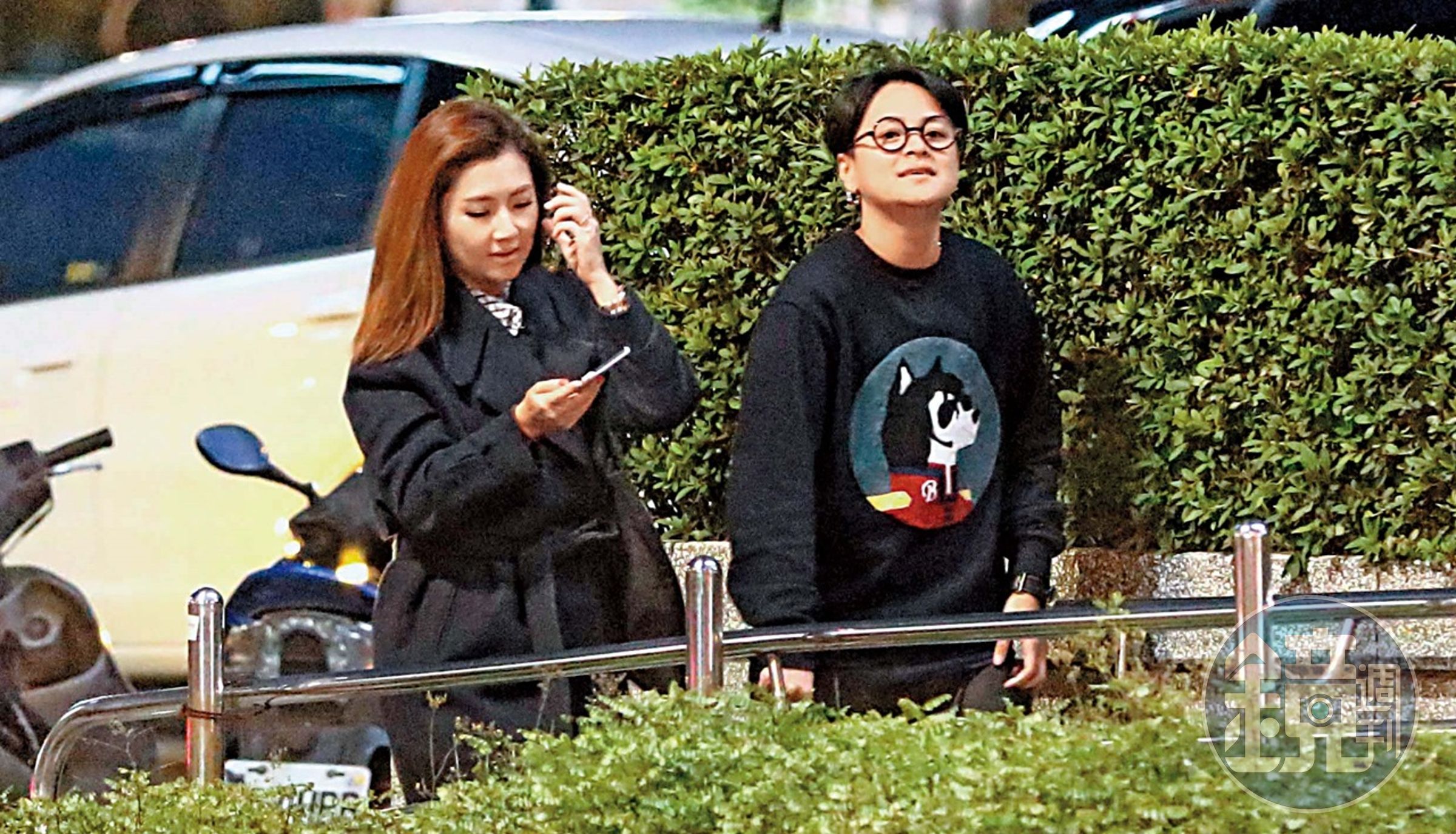 本刊於2月14日西洋情人節當天，直擊Selina與經紀人余婕一同收工，2人同進同出，身旁沒有別的同事。
