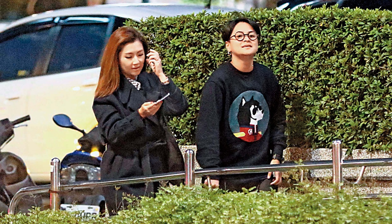 本刊於2月14日西洋情人節當天，直擊Selina與經紀人余婕一同收工，2人同進同出，身旁沒有別的同事。