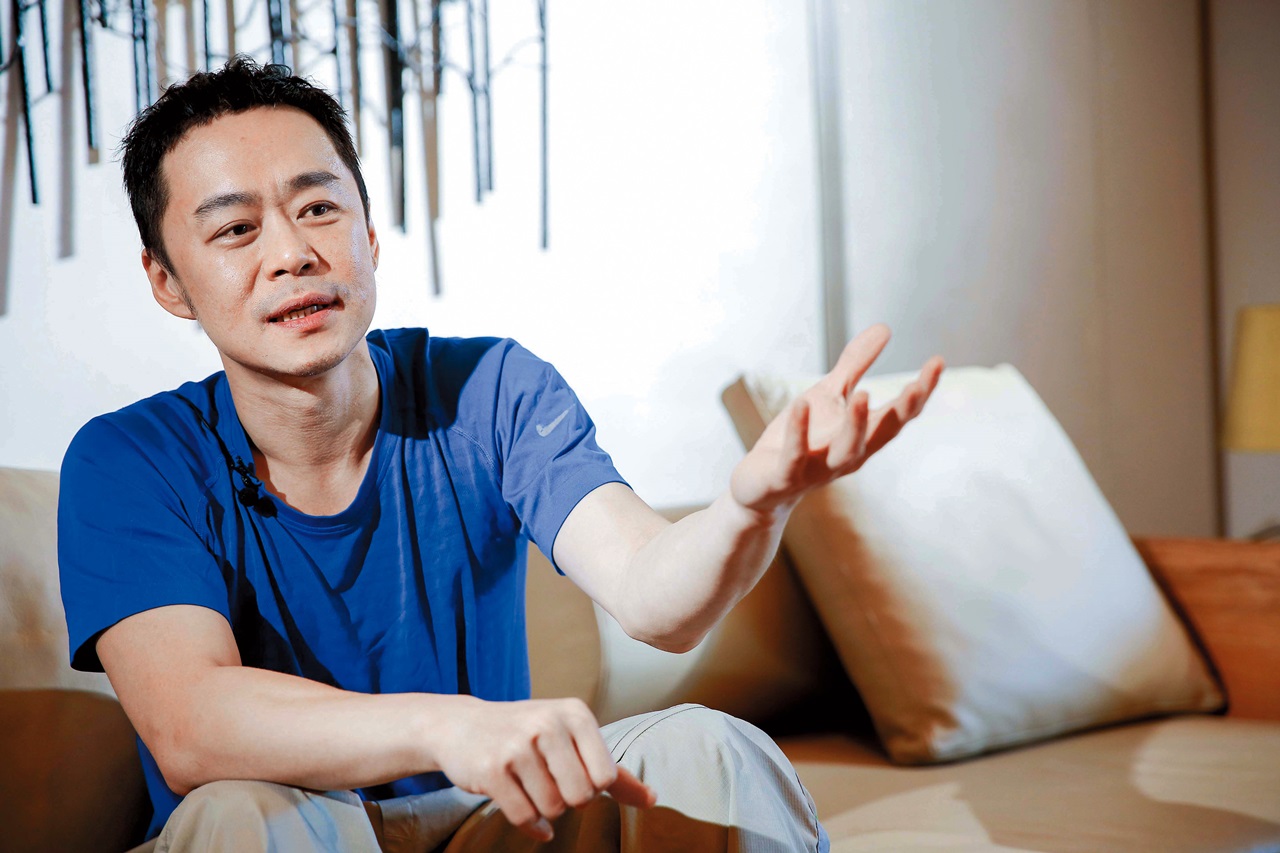 張承中新聞不斷，日前接受本刊專訪時，透露為了不要讓自己的緋聞給Selina造成困擾，考慮與前妻斷絕聯繫。