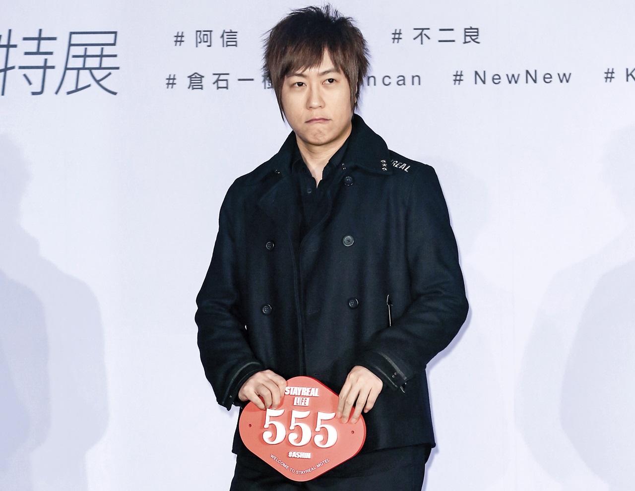 阿信2007年跨足潮牌「STAYREAL」造成轟動，吸引不少海外歌迷專程來台朝聖，風光一時。