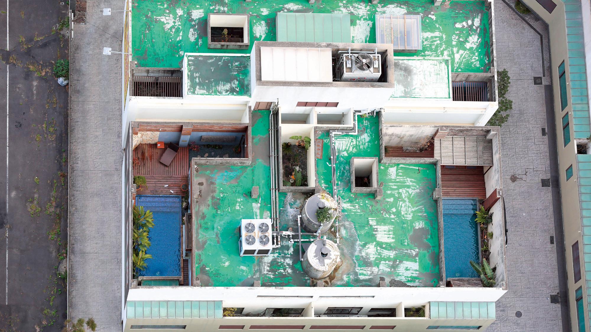 偷拍活春宮影片的地點就是台中市春風休閒旅館的戶外泳池,位於台中市七期重劃區,本刊記者從旅館旁的「豐邑市政都心廣場 」大樓頂樓拍攝,確實能將戶外泳池一覽無遺。