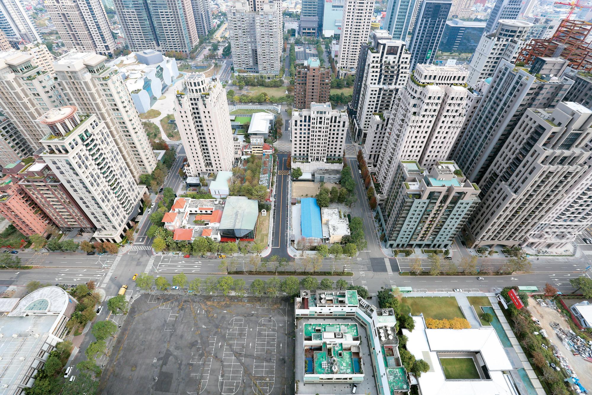 偷拍活春宮影片的地點就是台中市春風休閒旅館的戶外泳池，位於台中市七期重劃區，本刊記者從旅館旁的「豐邑市政都心廣場 」大樓頂樓拍攝，確實能將戶外泳池一覽無遺。