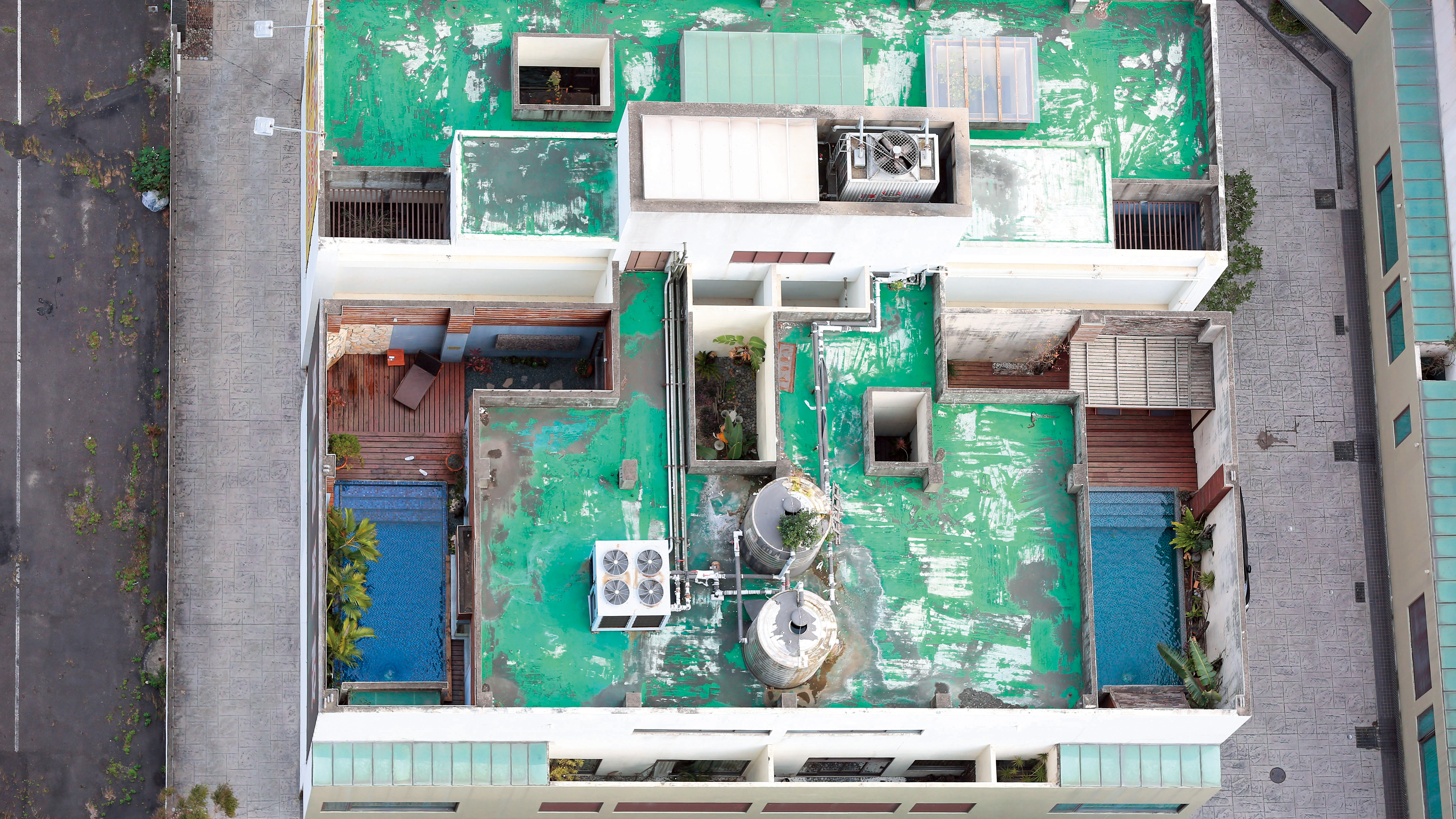 偷拍活春宮影片的地點就是台中市春風休閒旅館的戶外泳池，位於台中市七期重劃區，本刊記者從旅館旁的「豐邑市政都心廣場 」大樓頂樓拍攝，確實能將戶外泳池一覽無遺。