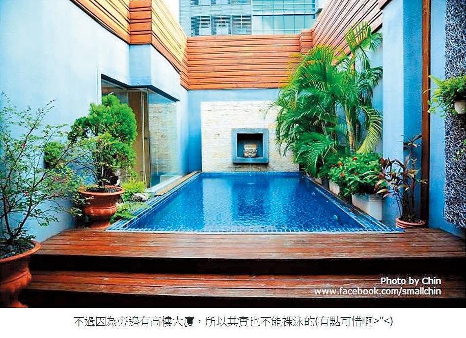 旅遊部落客陳小沁2013年8月就曾貼出入住春風旅館心得，並提醒網友因旅館旁有高樓大廈，所以在泳池不能裸泳。（翻攝自陳小沁的吃喝玩樂Blog）