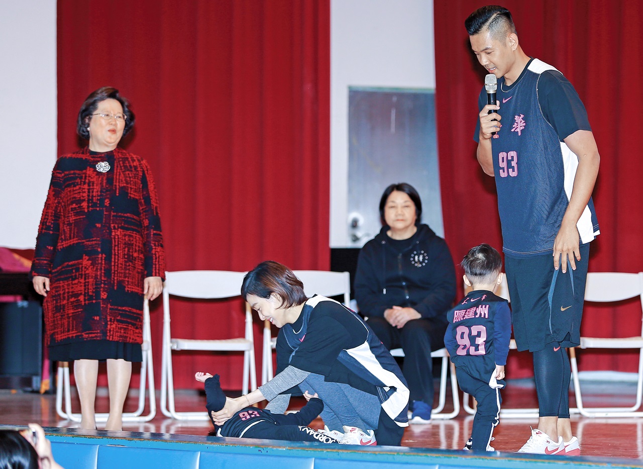 兒子躺在地上，讓陳建州范瑋琪有點尷尬。