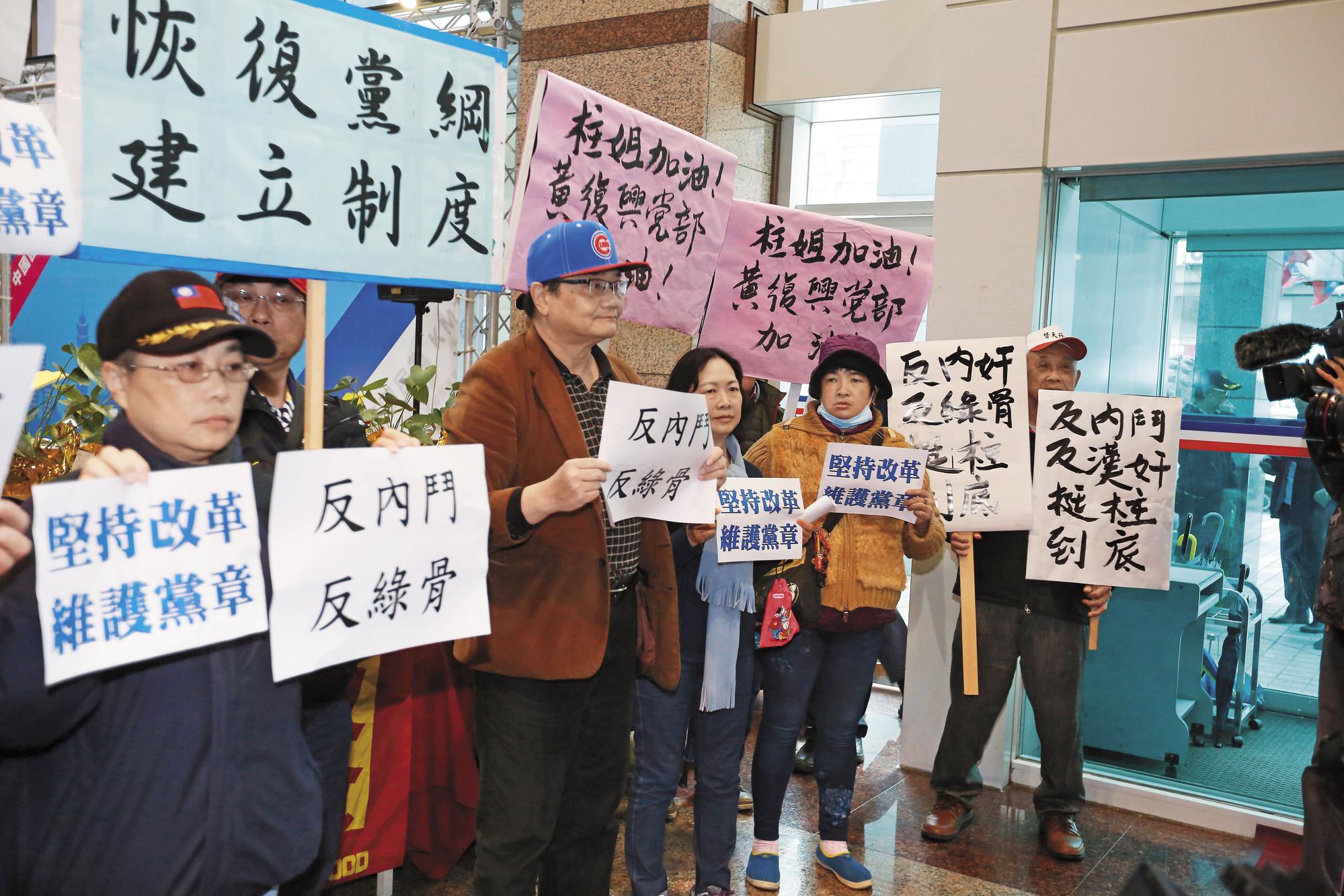 洪秀柱提早主席選舉時程遭反對，還動員基層黨員力挺，讓許多黨內人士反彈。