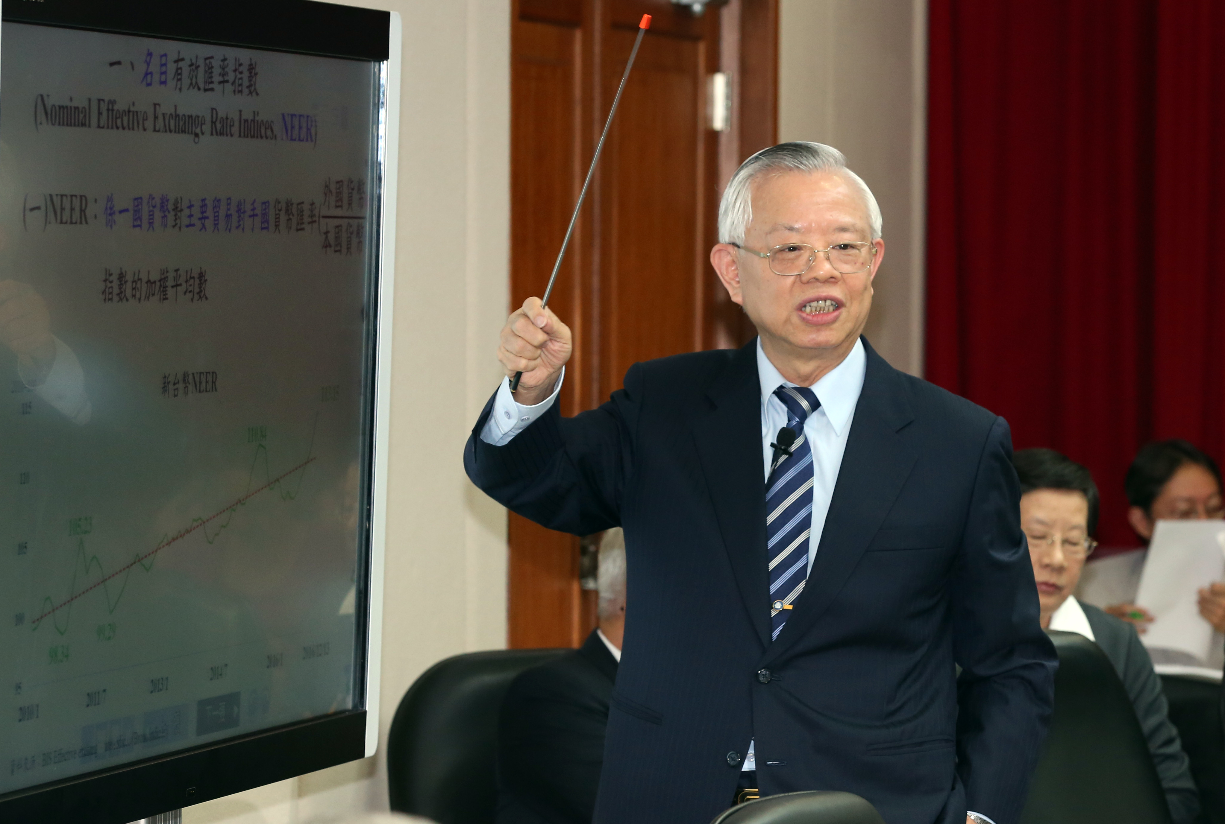 美國下週三（15日）將召開聯邦理事會議，台灣央行官員說，賭定會「升息」。圖為央行總裁彭淮南。