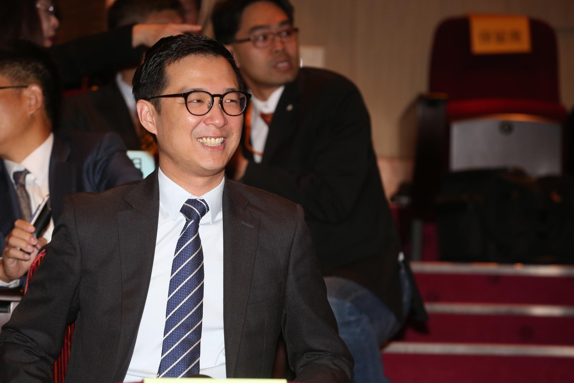 國泰金控少主蔡宗翰為接班暖身,親自出馬搶下台塑、長榮航空等聯名卡,就算賠了裡子,也要贏面子,挑戰中國信託二十多年的信用卡王寶座。