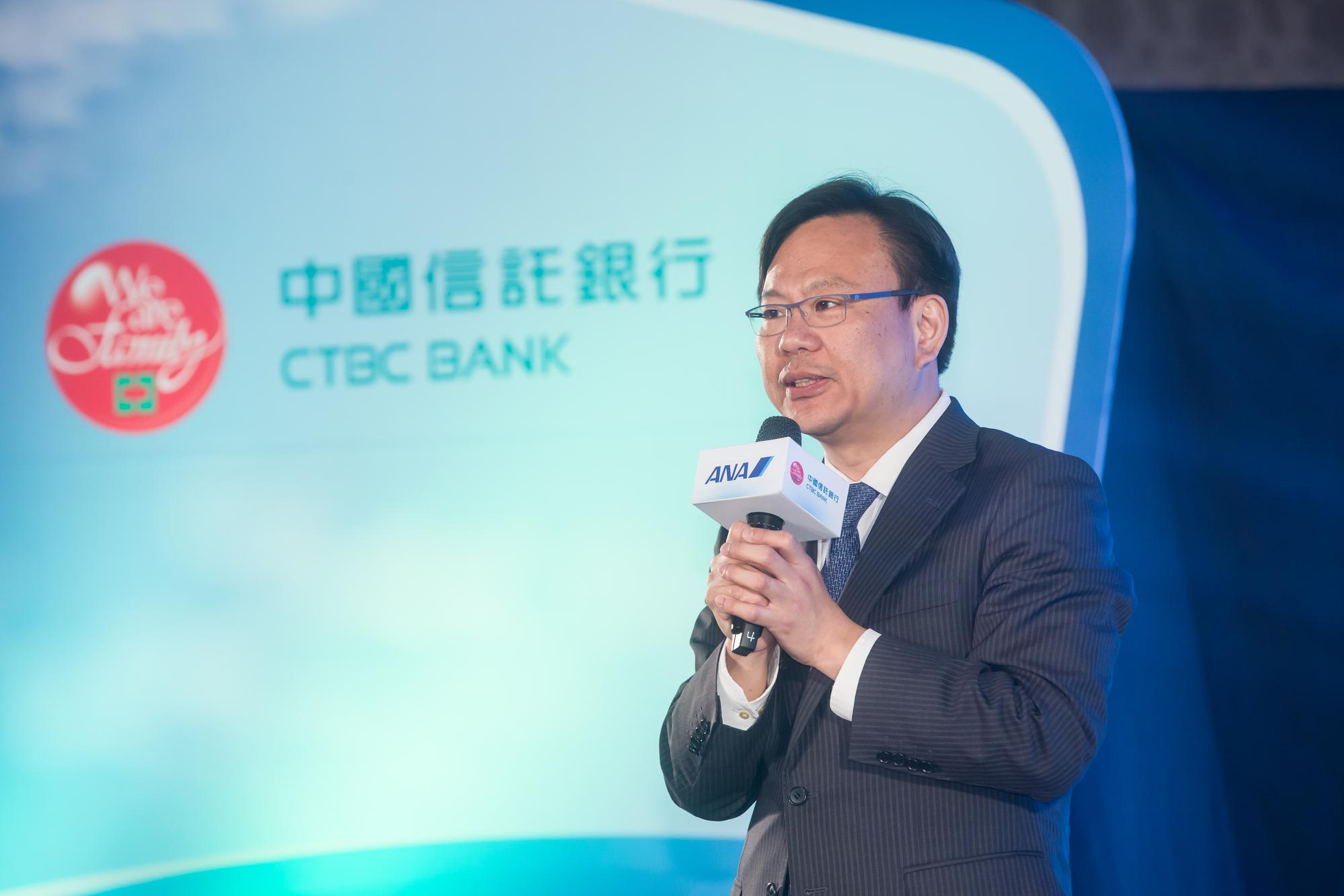 2013年國泰世華銀行搶走好市多聯名卡之後,信用卡發卡數開始進逼中信,當時中信挖角前悠遊卡董事長劉奕成出任信用金融執行長,迎戰來勢洶洶的國泰。