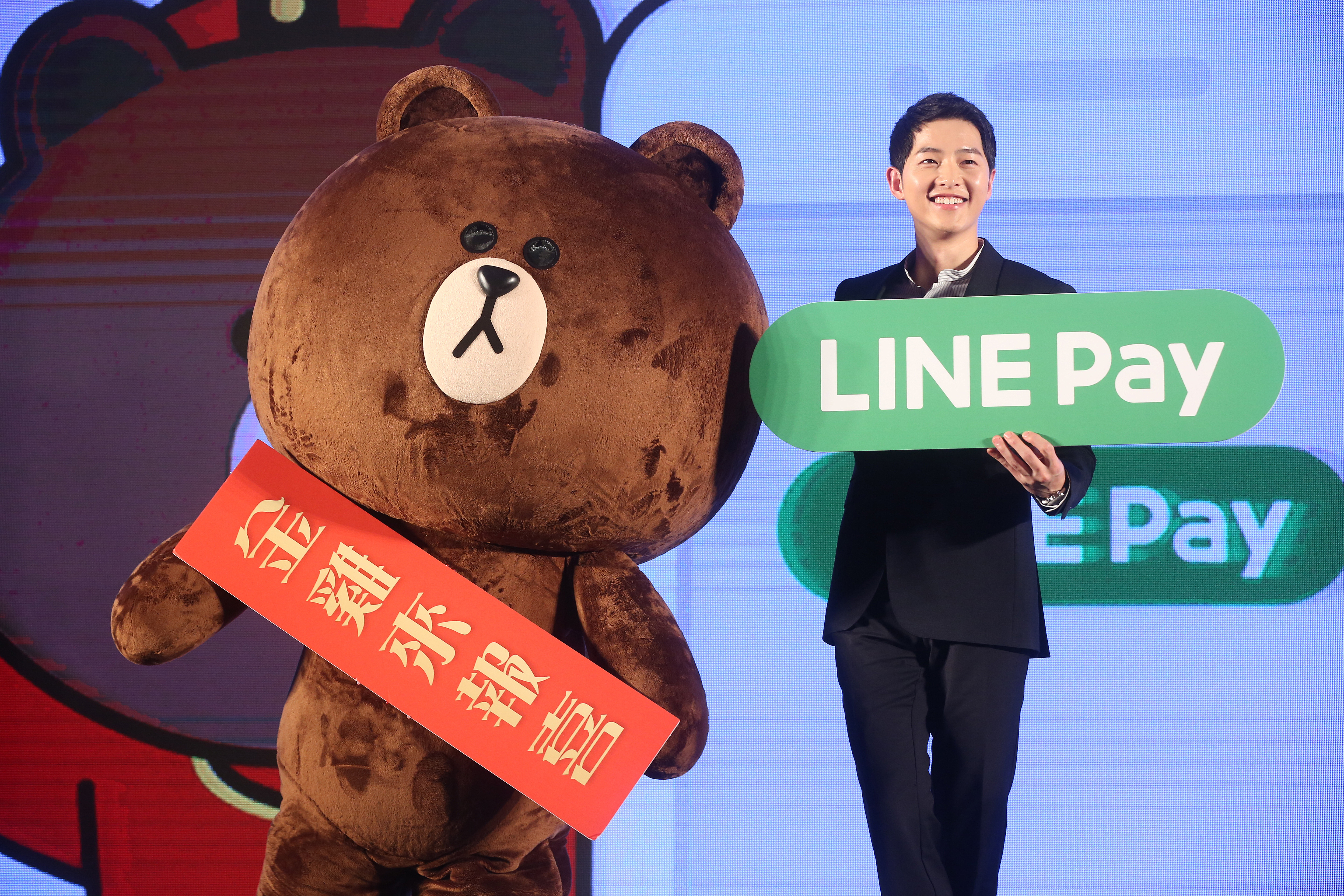 中國信託發行全球首張LINE Pay卡，點數回饋最高達9％，還邀來知名韓星宋仲基站台，強攻新興支付業務，全力鞏固信用卡一哥的地位。