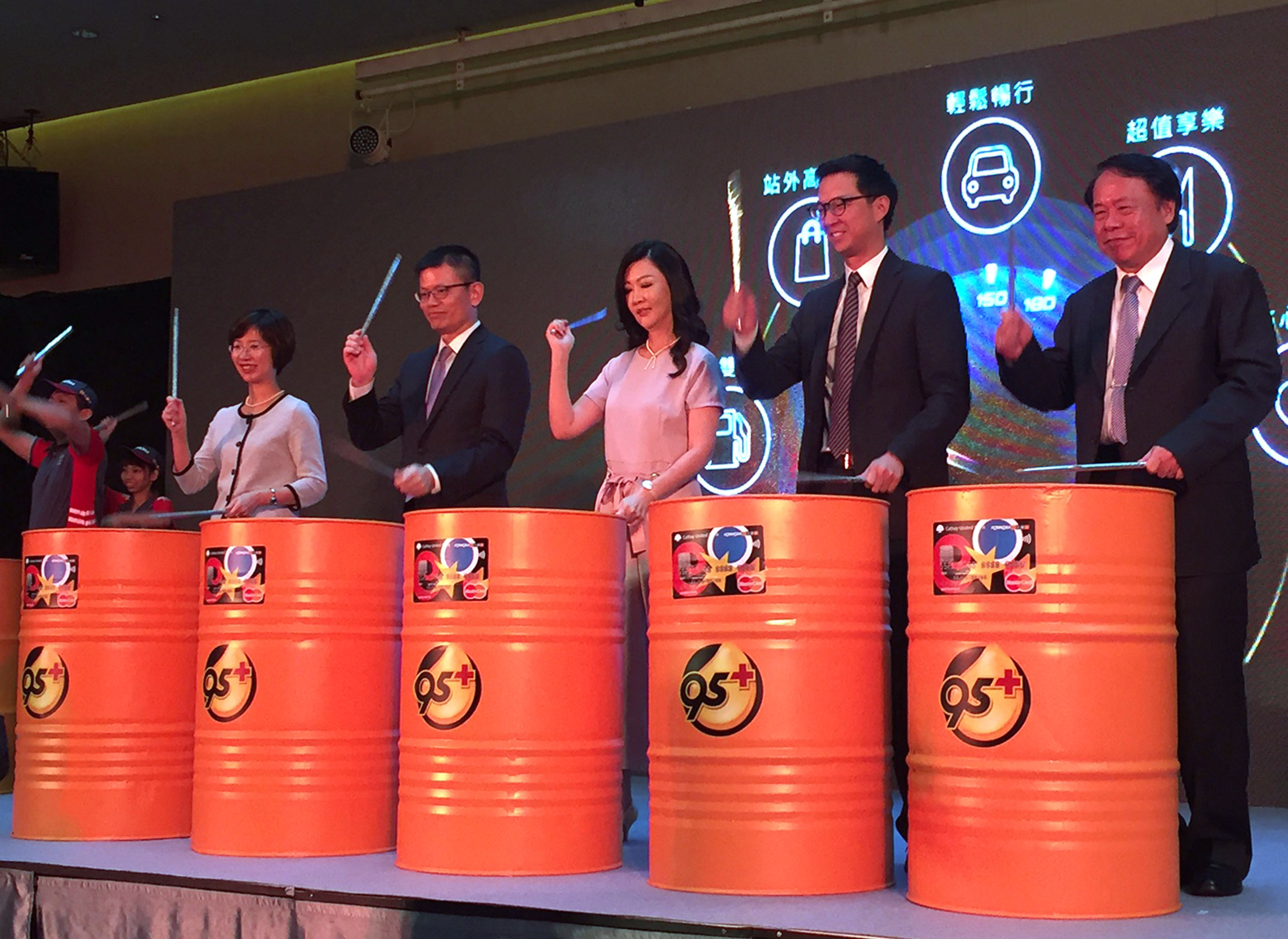 原本在加油卡市場缺席的國泰世華，去年8月從遠東銀行手中搶走台塑聯名卡，蔡宗翰（右二）和台塑三小姐王瑞瑜（右三）更攜手出席發卡記者會。（圖：中央社）