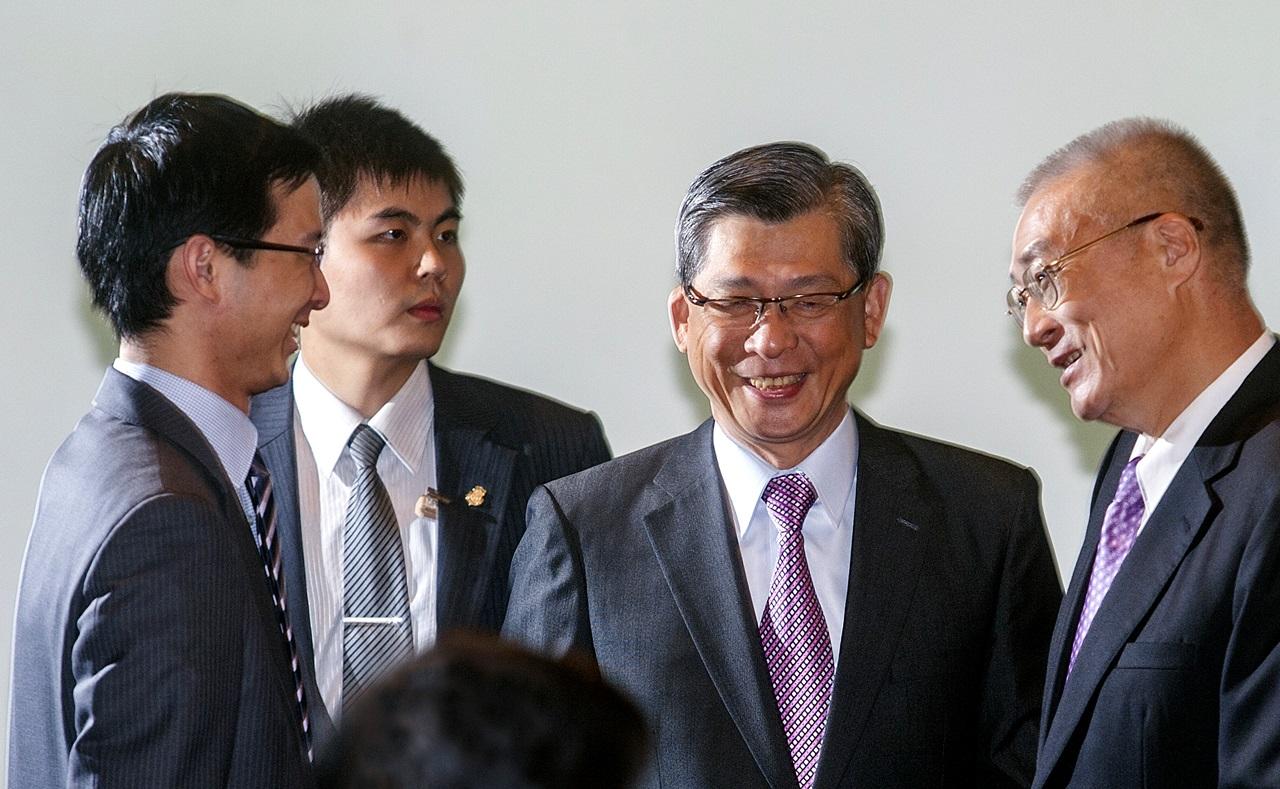 蔡宏圖、蔡宗翰父子的接班路如出一轍，同樣在美國取得法學博士、同樣是29歲進入國壽董事會。