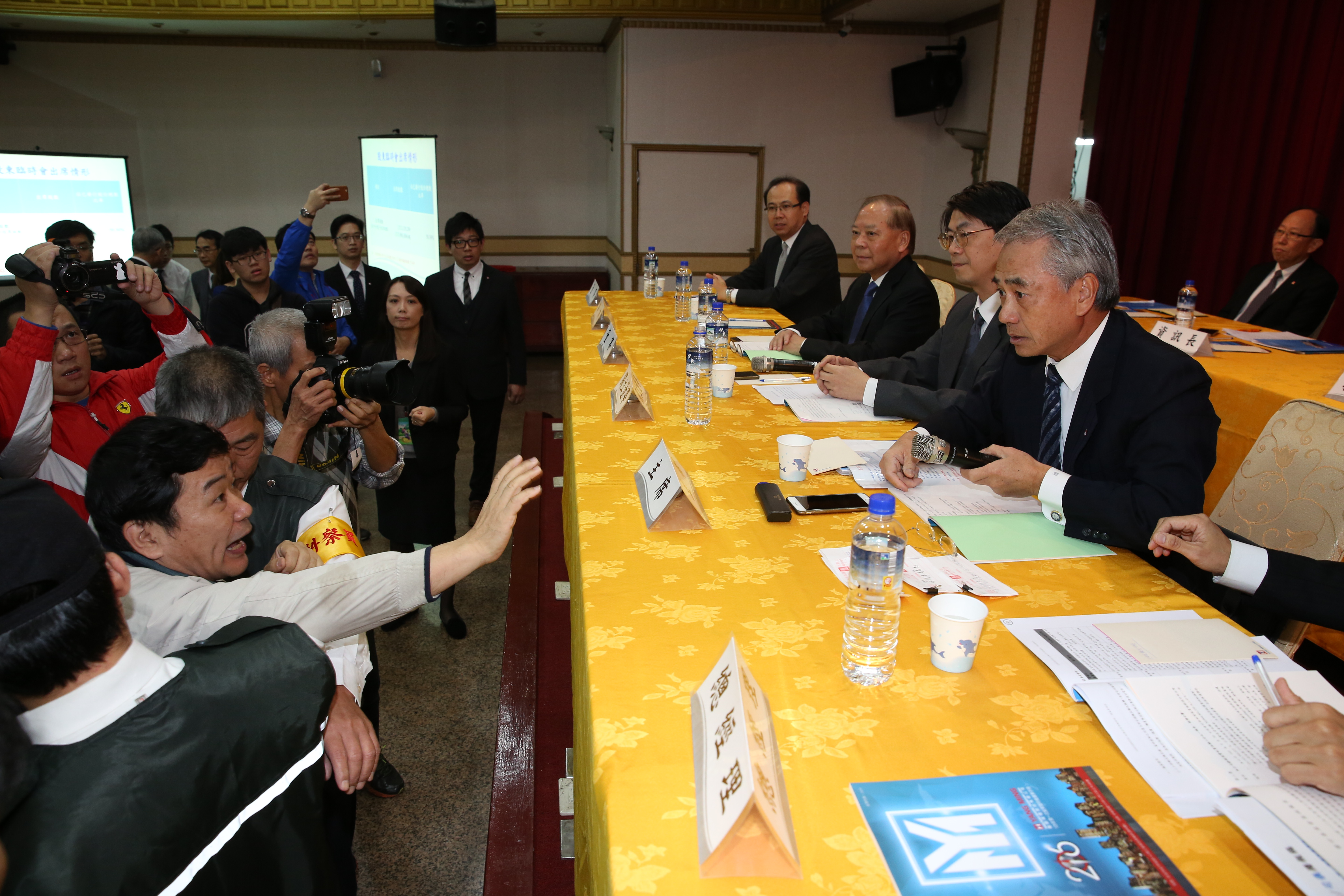 跟著大戶腳步買股可能吃香喝辣，也可能吃鱉，碰到大戶持股比率異常增減的小型股，小心為上。