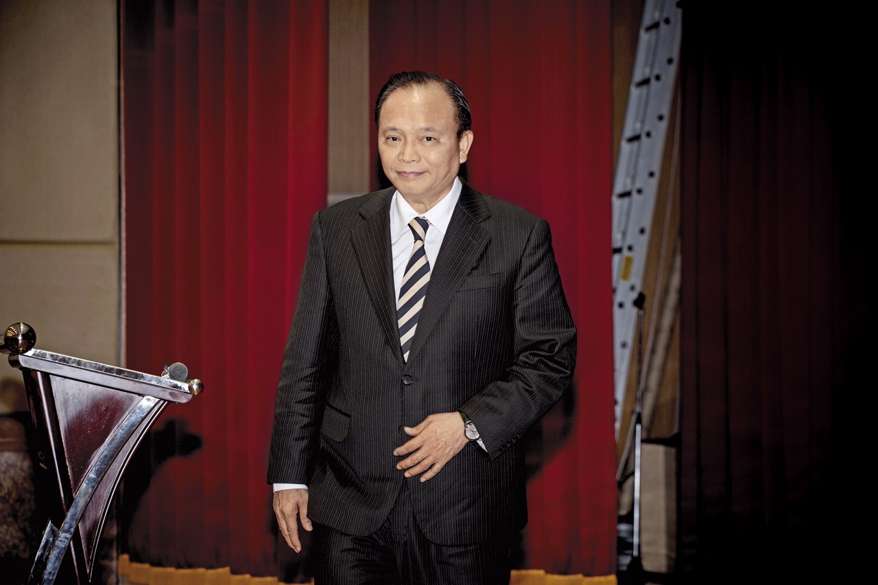 農委會主委林聰賢在宜蘭縣長任內，大量核發農舍建照，後來又強力執行農地農用政策，拆除違規假農舍，爆發爭議。