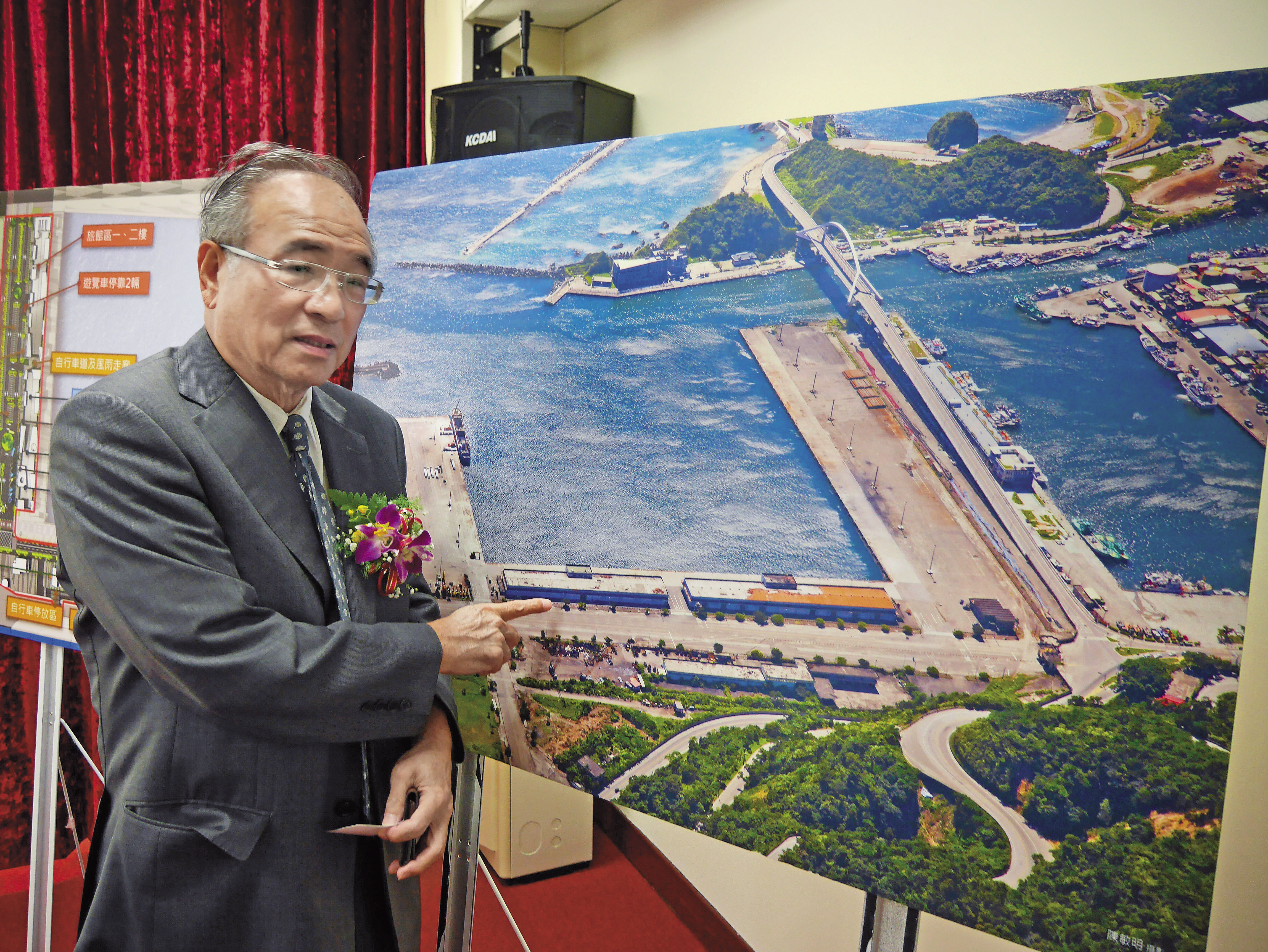 四維航運董座藍俊德出身澎湖政治家族,鍾情於海運,成為散裝船運大亨,近年轉型投入飯店業。(聯合知識庫)
