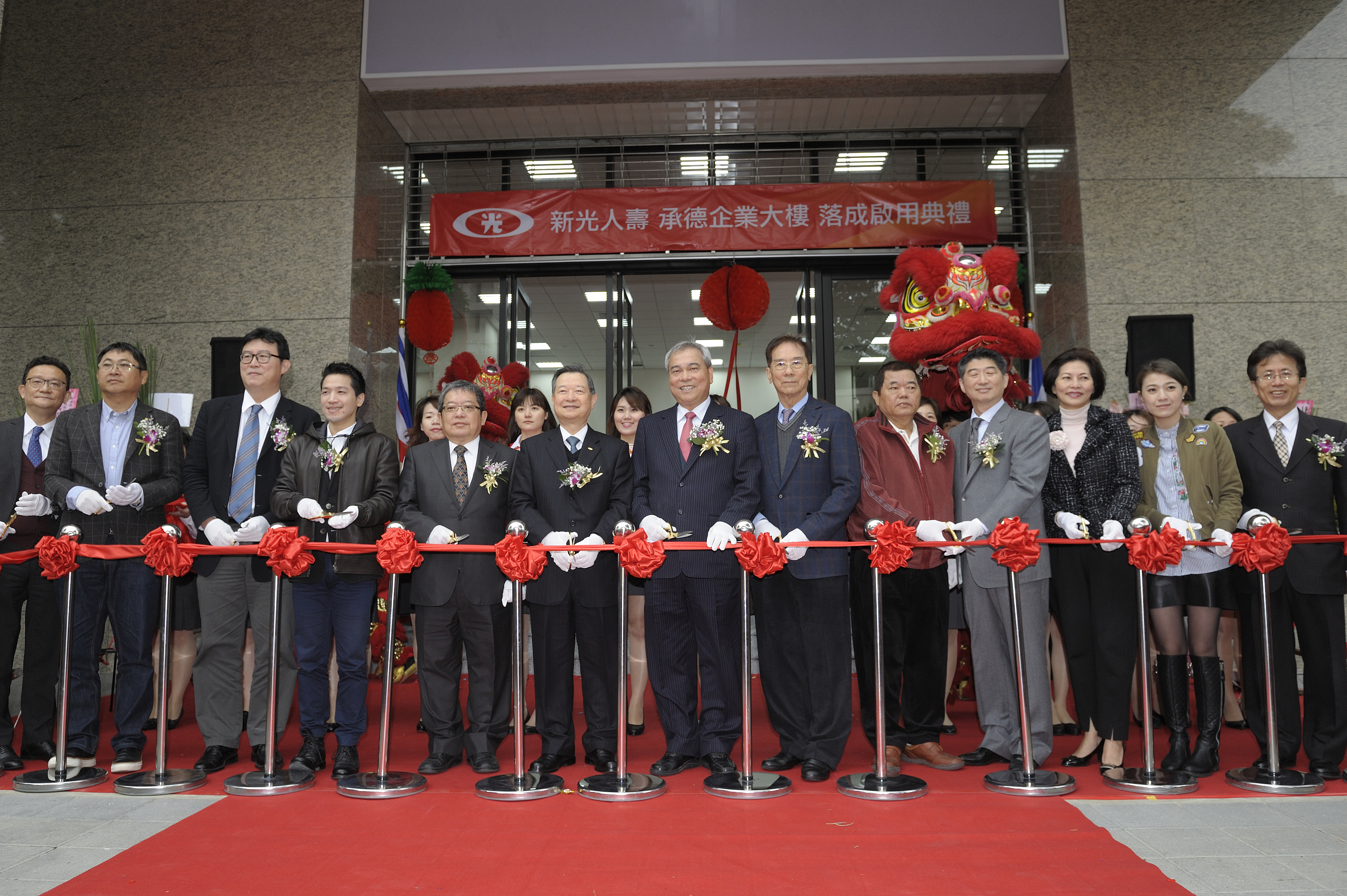 新壽總經理蔡雄繼親自出席承德大樓商辦啟用典禮，看好當地的商辦出租收益。